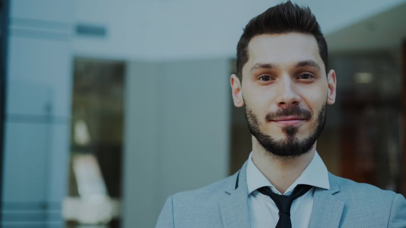 Portret Piotra Zielińskiego – Specjalista ds. Astrologii Wedyjskiej w Zorza